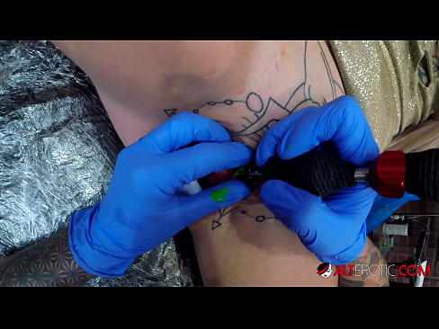 ❤️ Estremamente tatuato hottie Sully Savage ottenuto un tatuaggio sul suo clitoride ❌ Pornoal it.pornsexer.ru ❤️